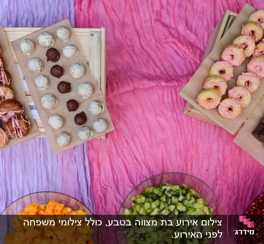 צילום אוכל מוקפד של עמדת קינוחים, דונאטס ופירות חתוכים